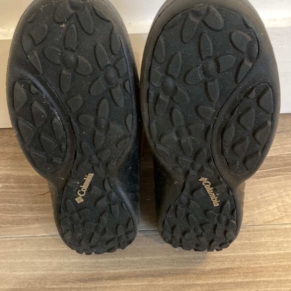 Women’s size 8 like new Columbia Sierra Blizzard boots about 8”tall - Picture 6 of 8